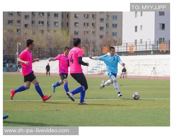 在绿茵场上挥洒汗水的足球踢球动作细腻描写与激情瞬间 在绿茵场上挥洒汗水的足球踢球动作细腻描写与激情瞬间